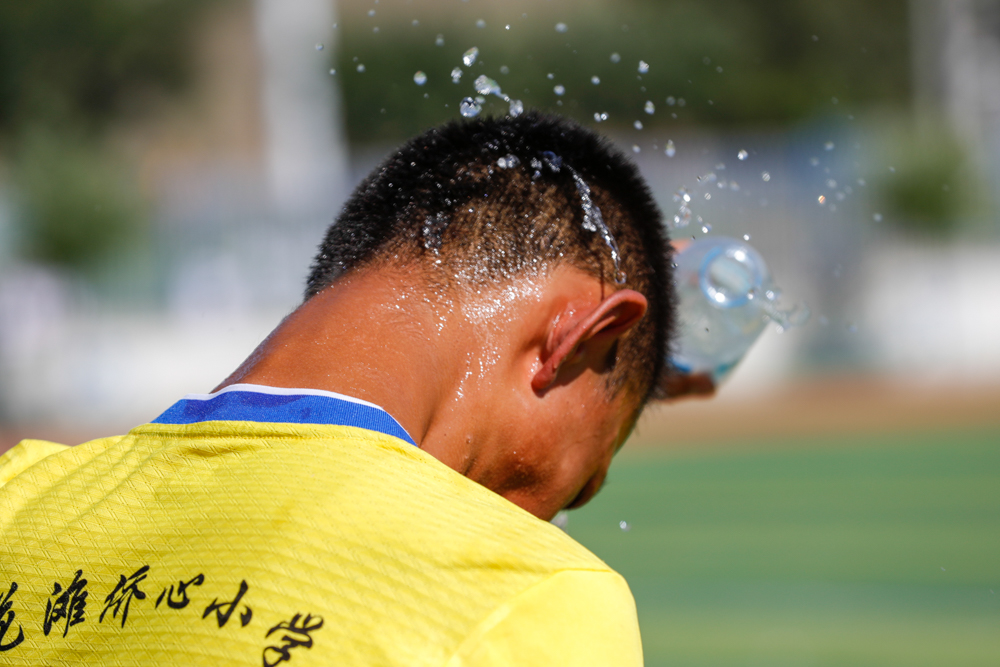 足球赛场上的感动瞬间,足球赛场感动视频