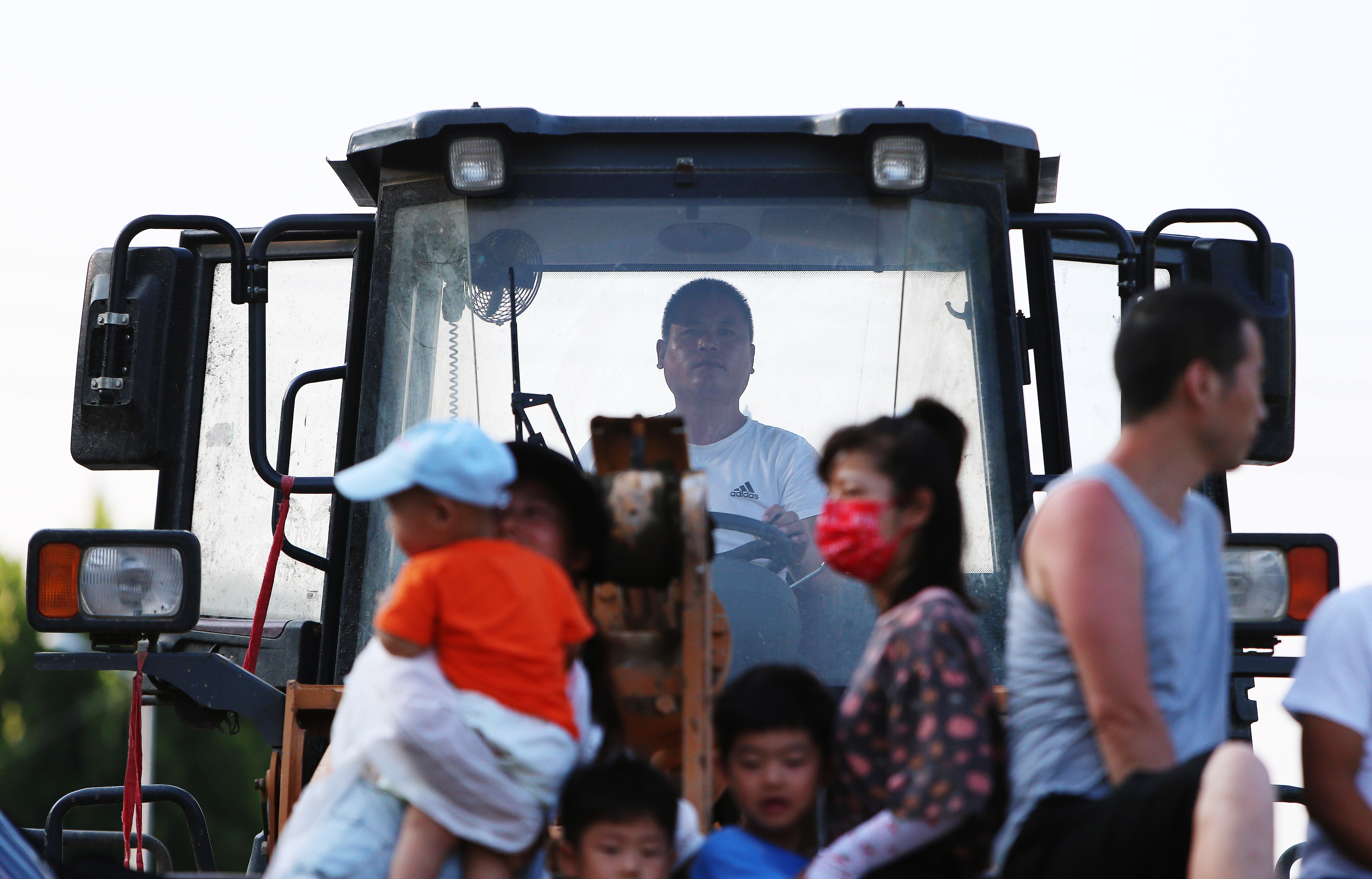 铲车英雄刘兵,铲车英雄刘松峰采访