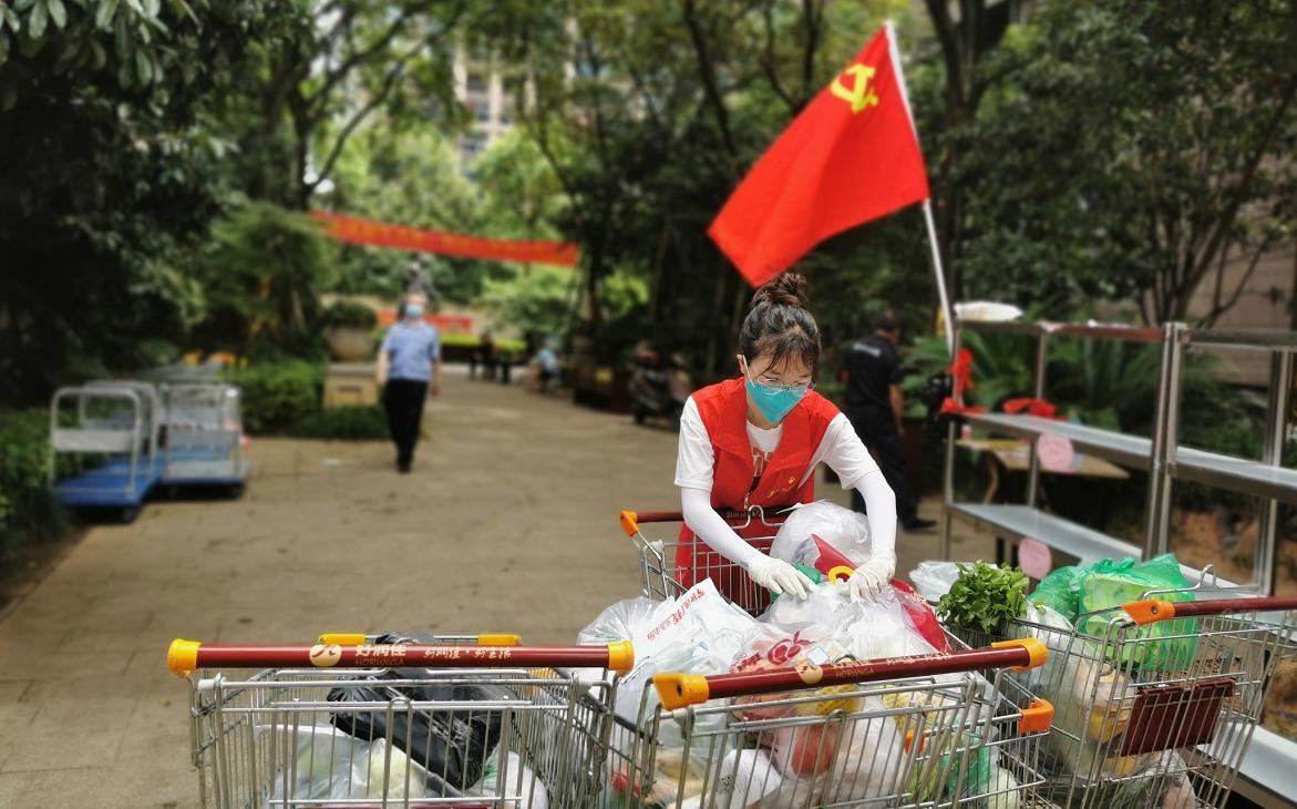 聚焦铂金汉宫小区「四」“红马甲”的坚守