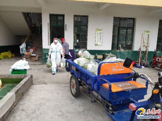 疫线临时党支部党旗飘扬显担当,疫情防控服务站临时党支部