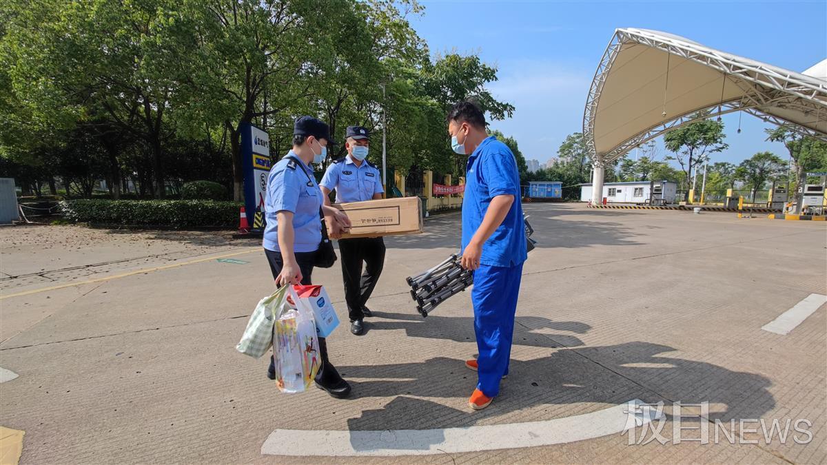 忙跑腿、当代购、做保供……沌口严管区的“杨姐”有点儿忙