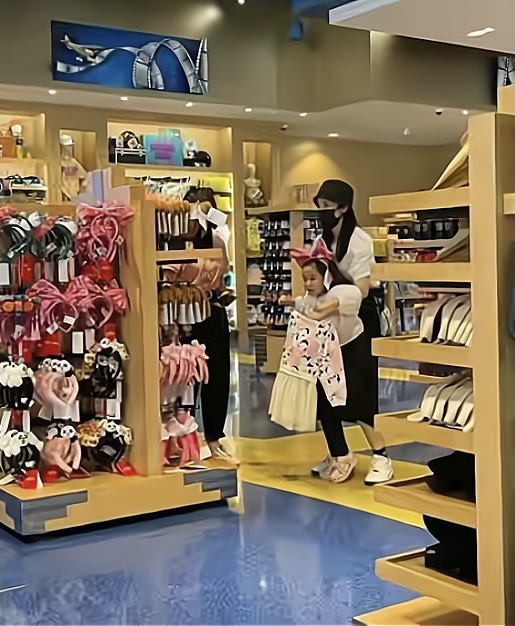 董璇带女儿出游被偶遇，母女俩穿亲子装互动超有爱，小酒窝五官神似高云翔