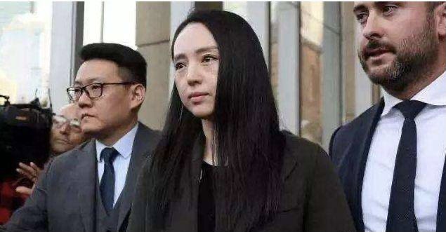 董璇带女儿出游被偶遇，母女俩穿亲子装互动超有爱，小酒窝五官神似高云翔