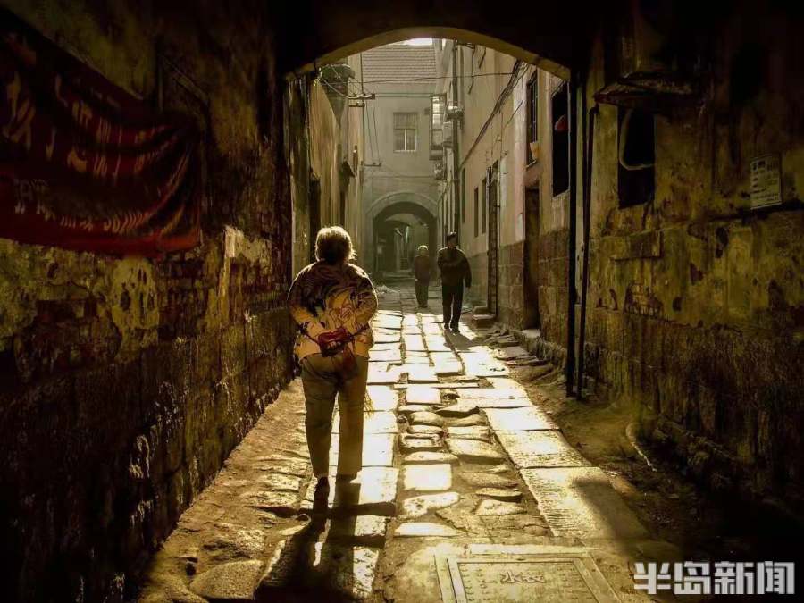 新闻周刊丨老街里，新芳华！200米小巷已吸引13家网红店，这是“一眼看海”前奏曲