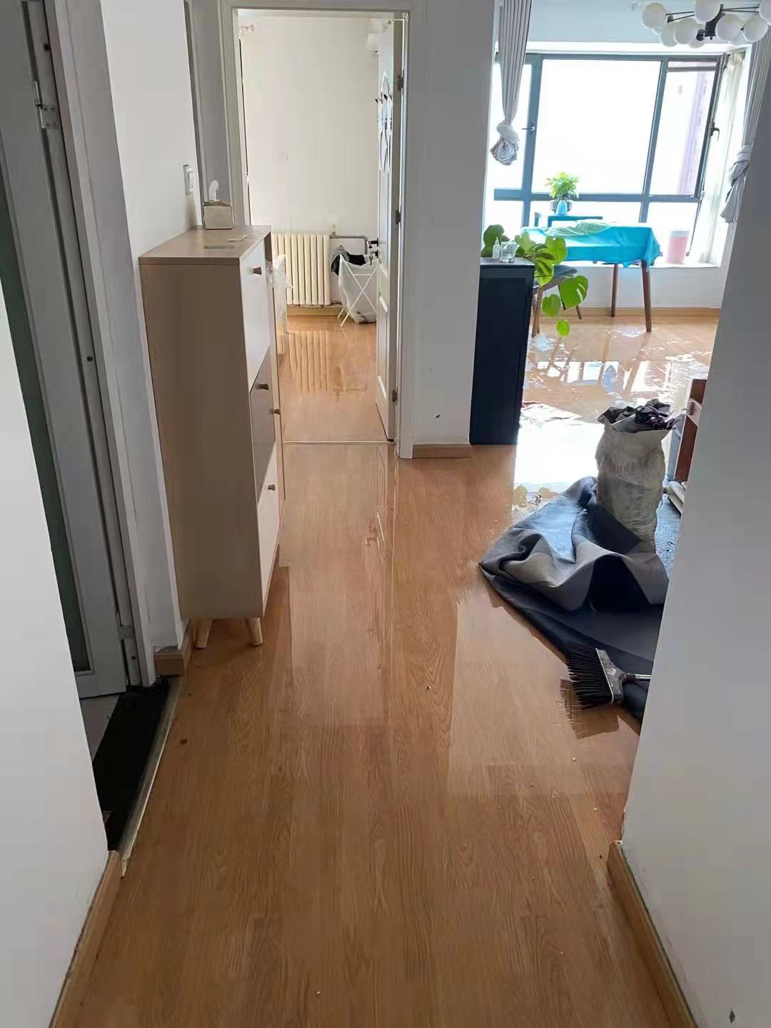 新装修的房子被供暖公司灌水淹了,供暖试压漏水谁负责赔偿