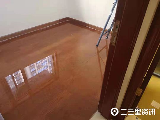 房子刚装修完木地板下面漏水,收房后卫生间渗水到木地板