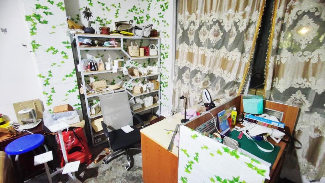 广东查获假冒包包,肇庆警方打击仿冒品牌包包