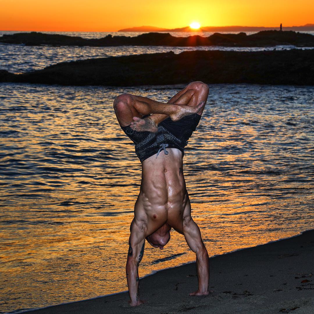 男生健身瑜伽动作,男士瑜伽拉伸肌肉