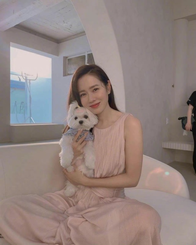 孙艺珍金色吊带裙,孙艺珍穿金色裙