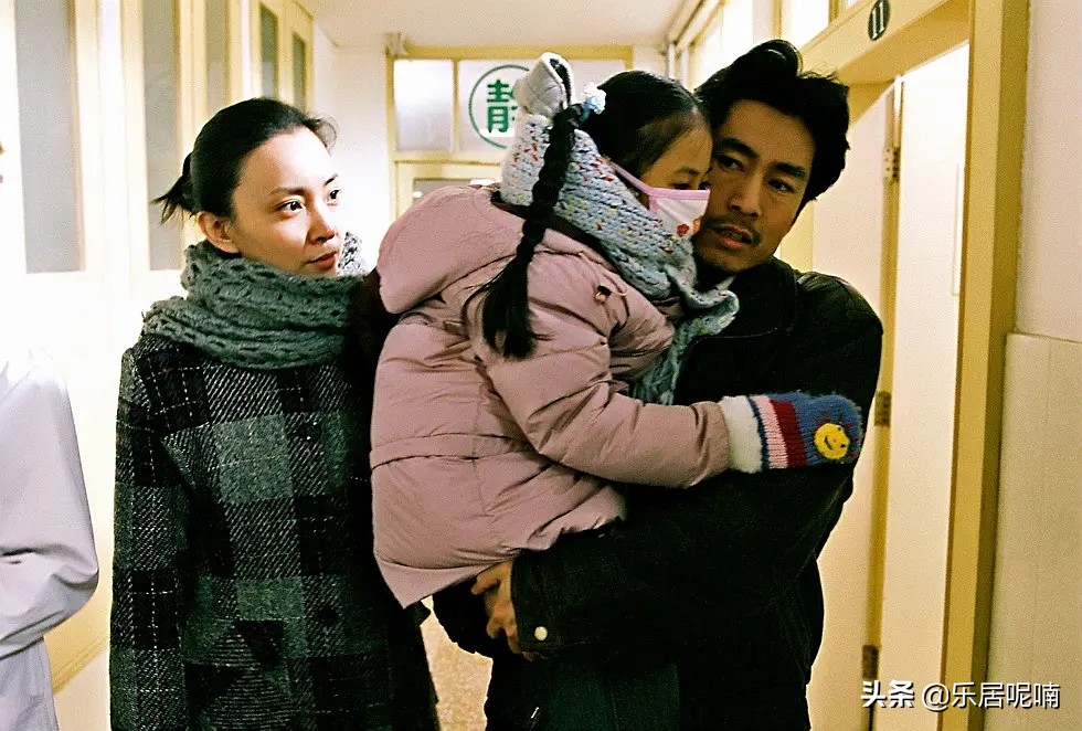 镜头中的左右、香烟、出租房、红色:电影《左右》意象分析