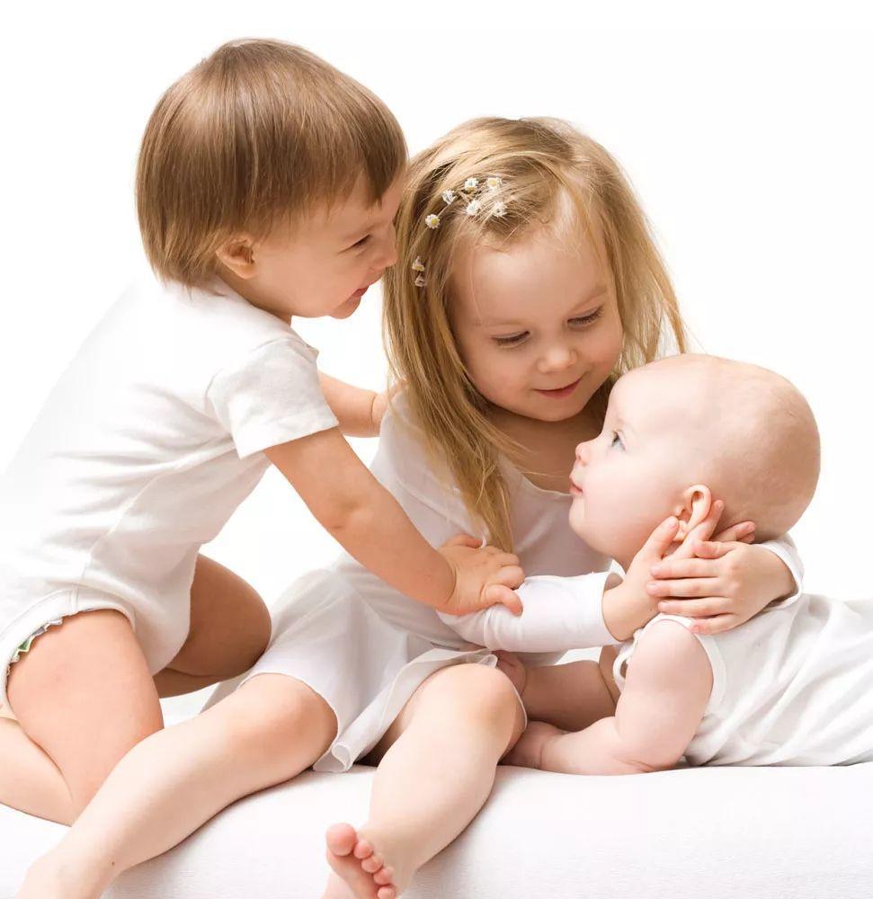 宝宝鞋子怎样穿不容易掉,宝宝穿比较肥的鞋对脚有什么危害