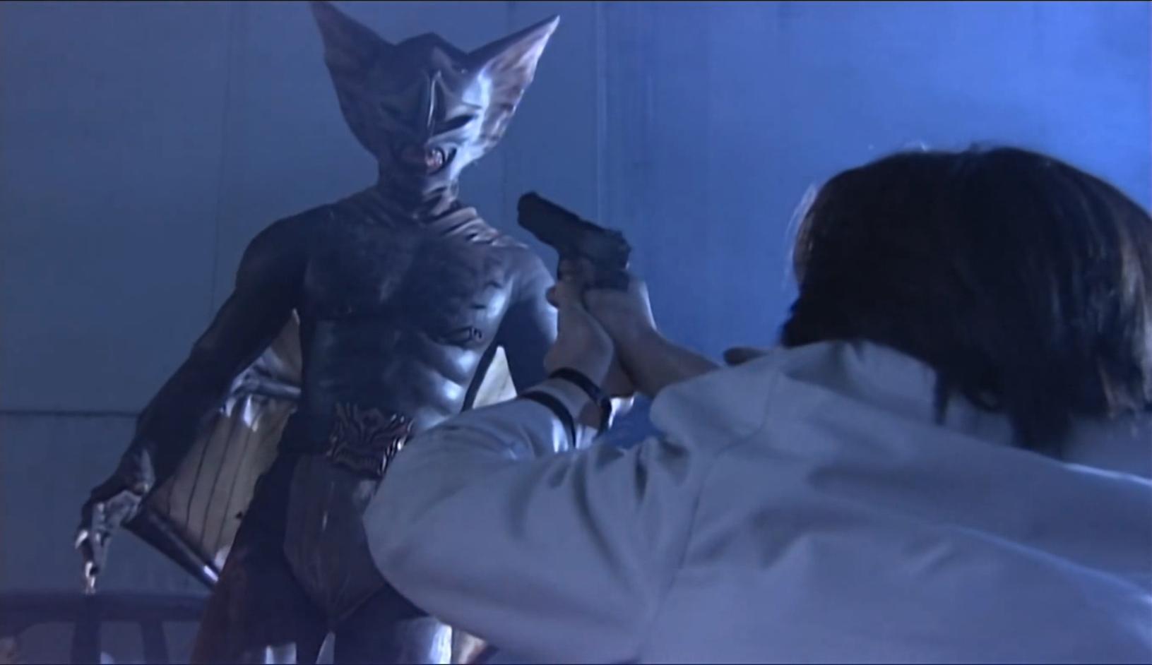 假面骑士空我：为何玫瑰姐宁可笑着被一条警官射杀，也不还手？