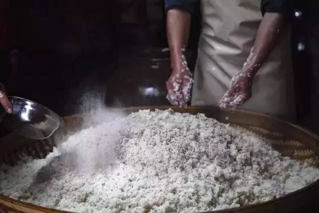 与尔同销万古愁上一句是什么,与尔同销万古愁李白哪来的愁