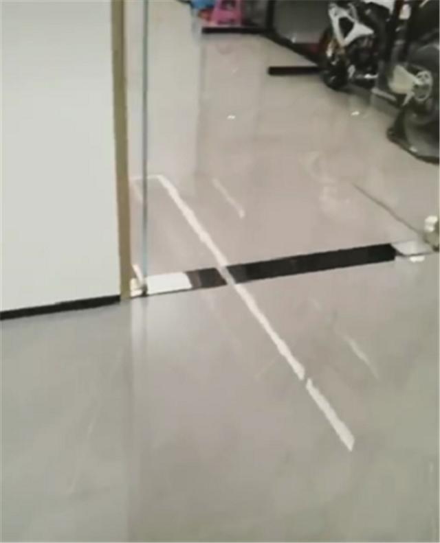 国内仅30台的机车被放在办公室，车价95万，整车当装饰还不骑