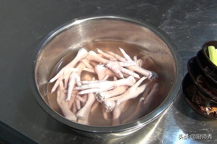 虎皮鸡爪如何做到脱骨而不烂,虎皮脱骨鸡爪的正宗做法