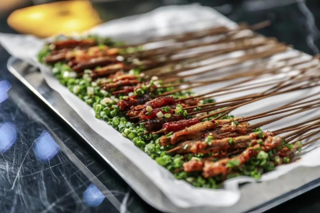 再也不用飞成都了！明星都超爱的贰麻酒馆青岛盛大开业