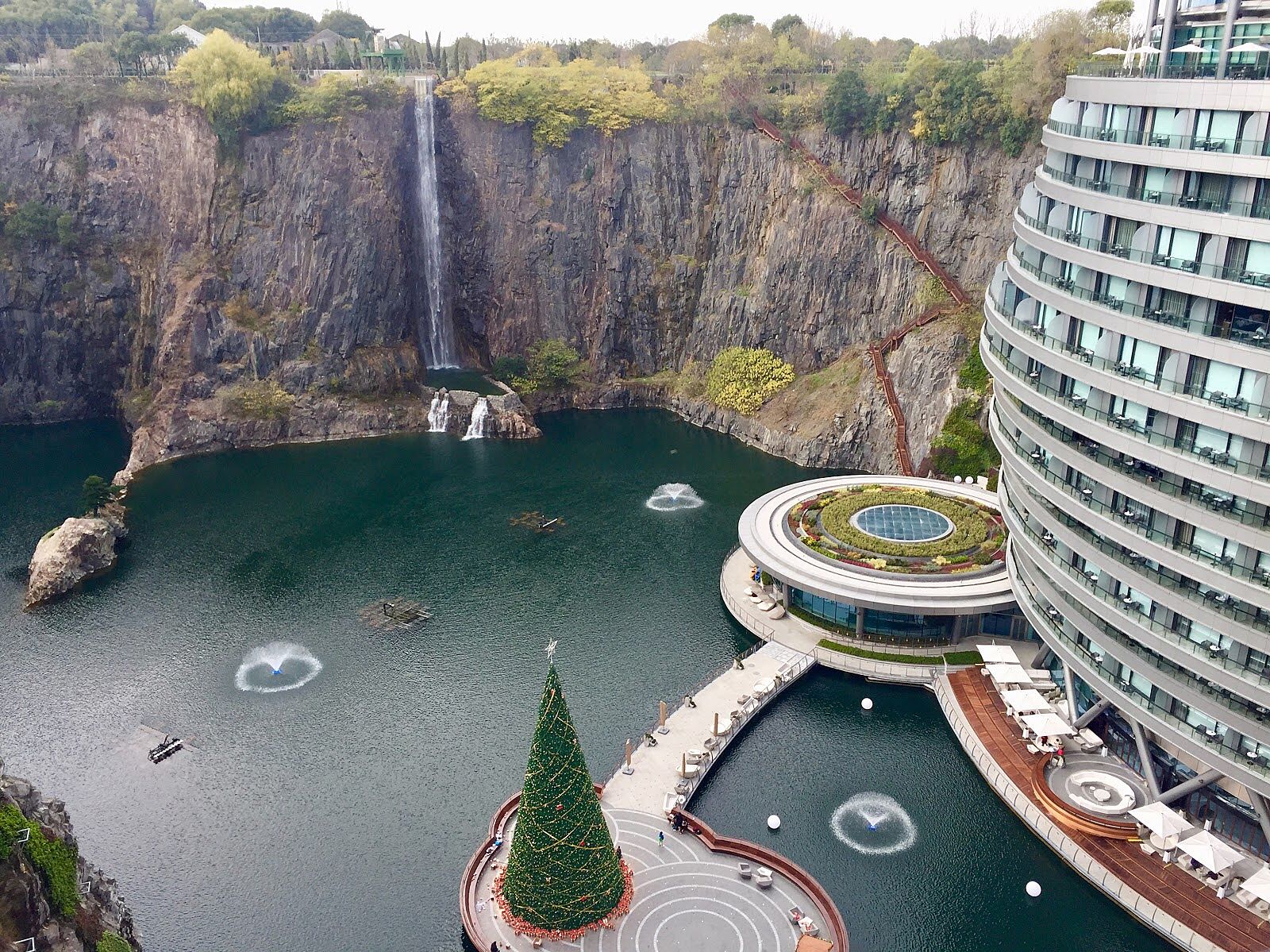世界建筑奇迹深坑酒店,深坑酒店是世界建筑奇迹