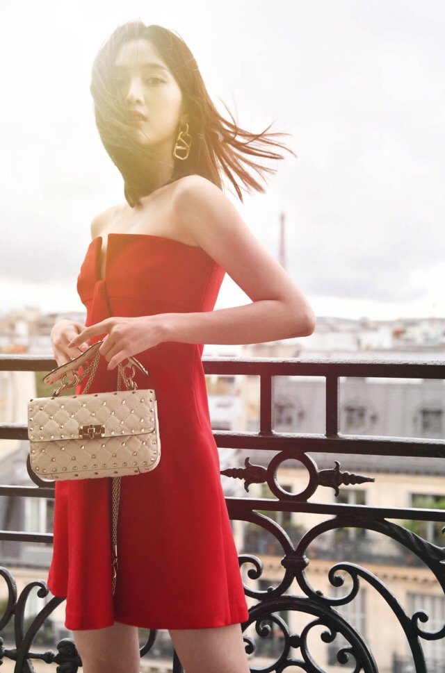 吴宣仪深v抹胸裙金色,吴宣仪深v礼服照