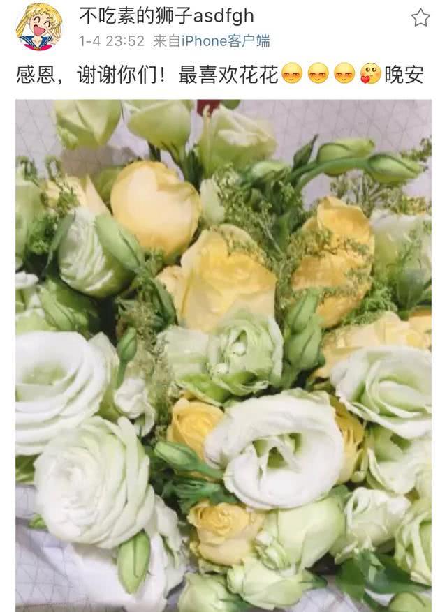 马蓉现身机场全黑造型墨镜遮面 (马蓉戴红围巾笑容满面获粉丝送花)