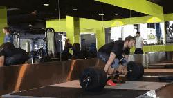 撸铁导致出血,撸铁肌肉有撕裂感觉正常么