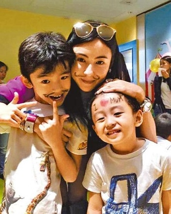 庆贺“小王子”诞生，张柏芝电影免费推荐，新片《寻爹》拍摄中