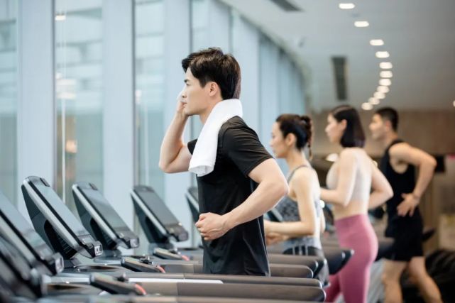 胸腔有拳头那么大的瘤严重吗,胸腔长了个八公分囊性肿瘤