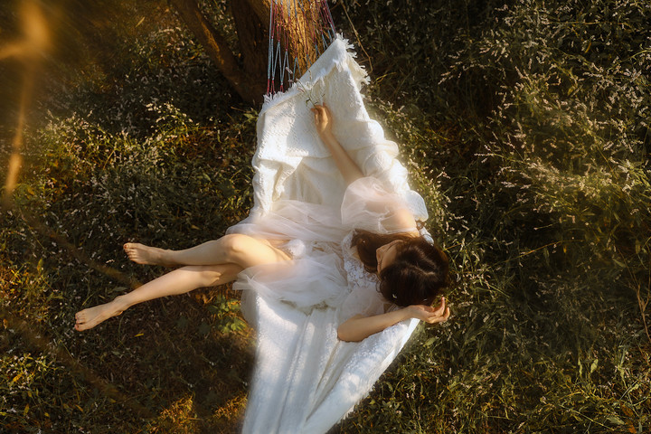 少女身穿薄纱光影柔美,朦胧的情绪在树林间蔓延