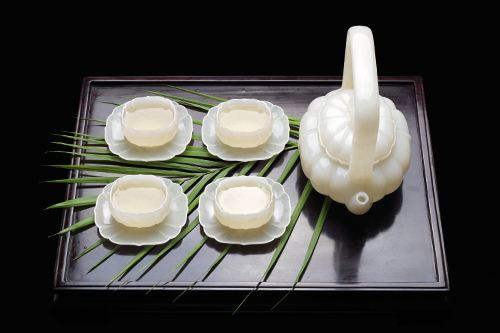 市价二三百块钱的玉镯是真玉石吗,克价超过黄金的文玩