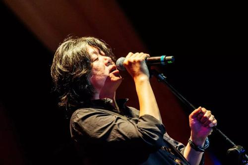 《向往的生活》迎来一位老牌歌手，他曾经靠一首歌赚了800万