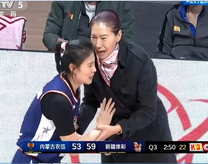 一边焦枯冒烟，一边活色生鲜，男篮女篮两重天