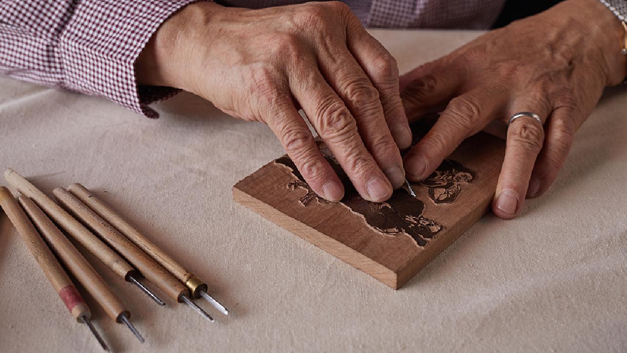 他可以在巴掌大的木板上刻十万刀！你，还不认识他？