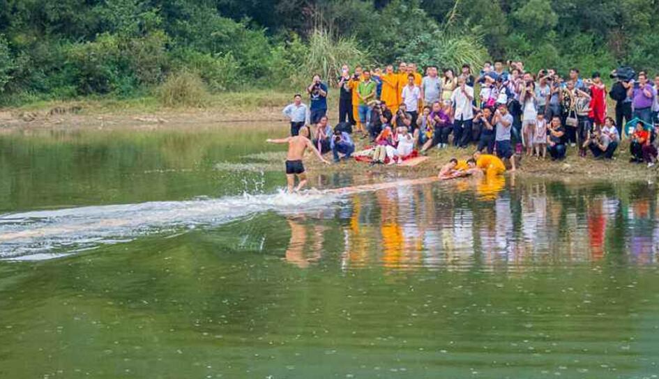少林寺轻功水上漂大揭秘,少林武僧轻功飞檐走壁视频