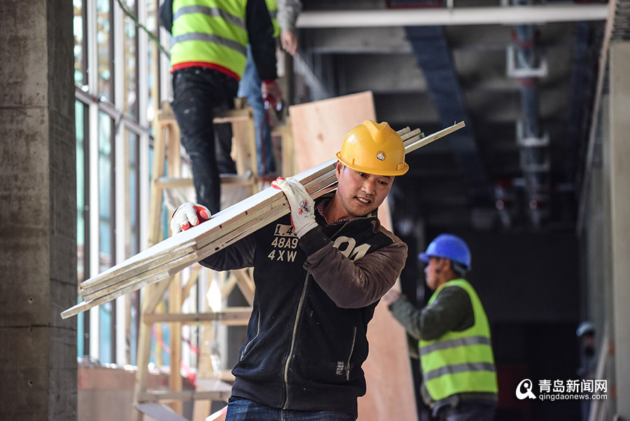 白天拌水泥，晚上写诗歌…青岛这位农民工在地下室写出几十万字小说