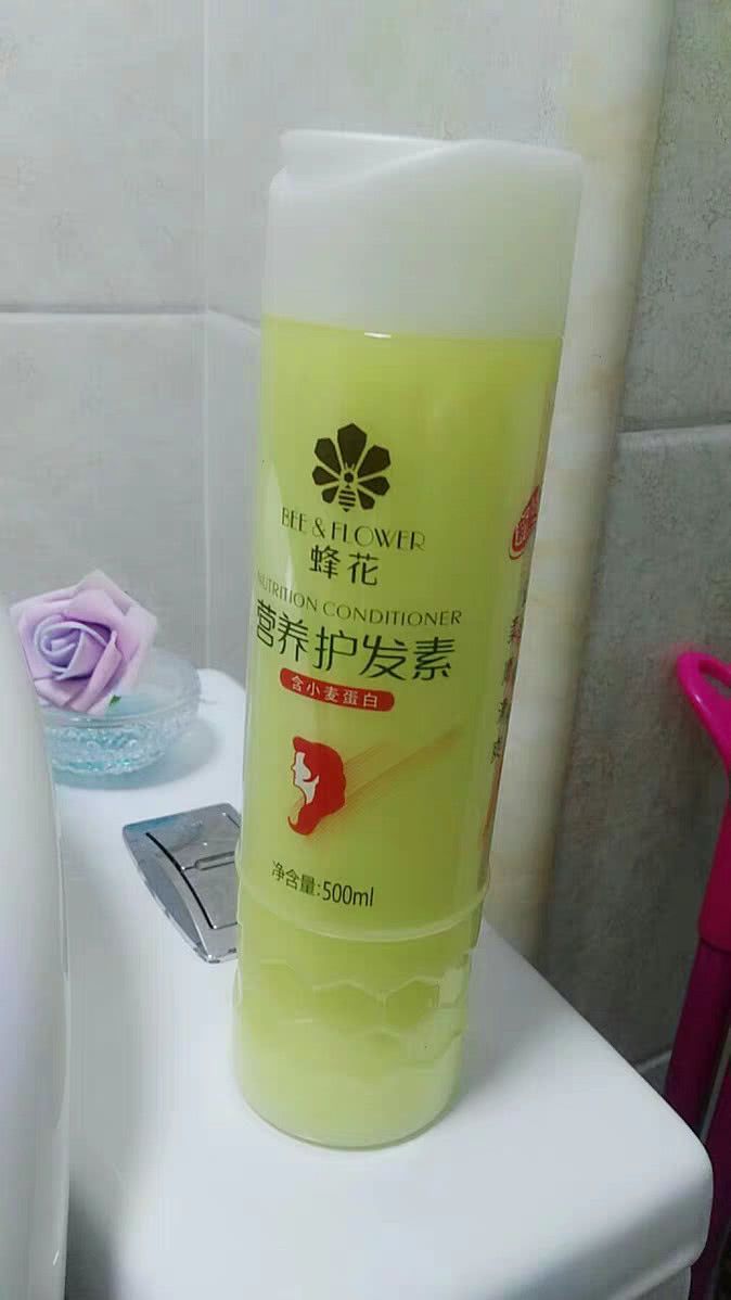 一种蓝色牌子的洗发水,一种蓝色瓶的洗发水