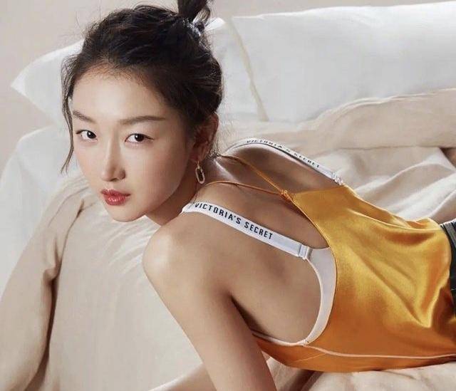 周冬雨赵丽颖时尚芭莎,周冬雨赵丽颖颁奖典礼