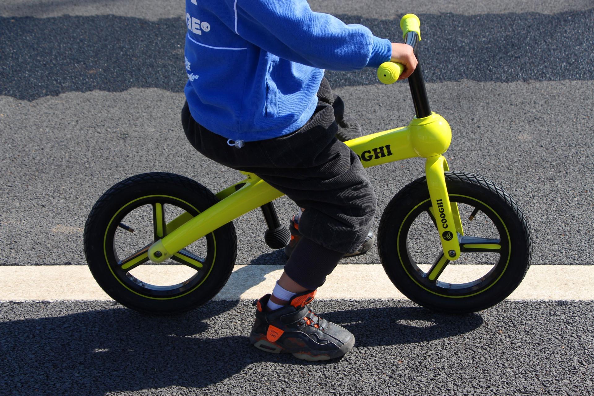 萌娃骑平衡车的视频,萌娃运动平衡车