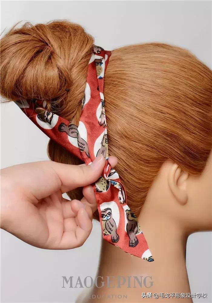 适合30-40岁减龄丸子头加发带,一根发带显脸小的发型