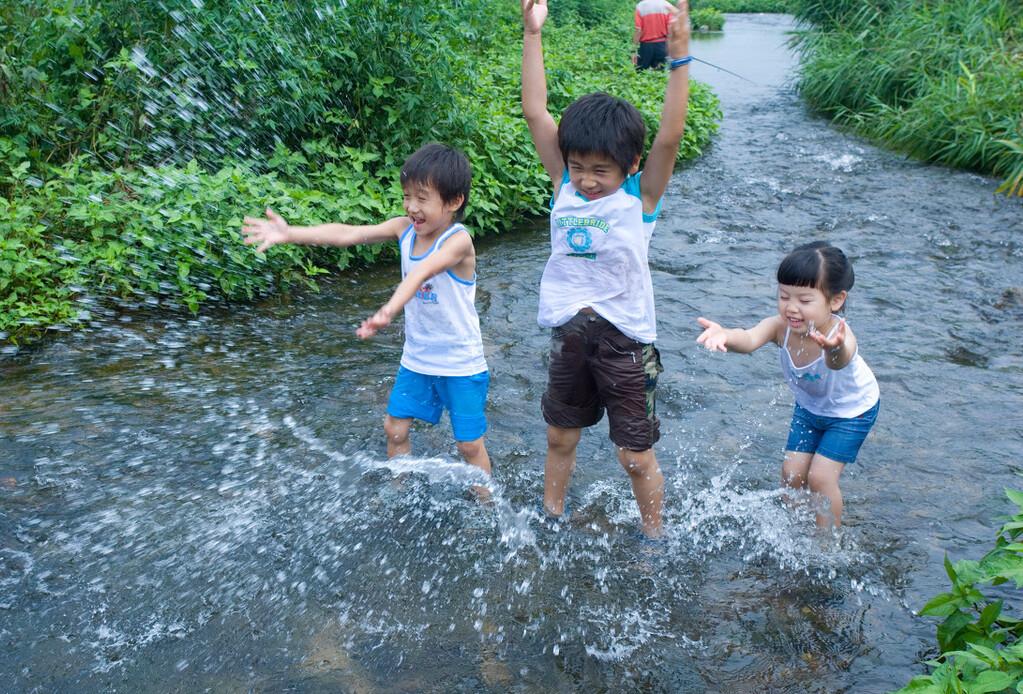 孩子落水自救方法视频,落水后想自救用自身游泳方式自救