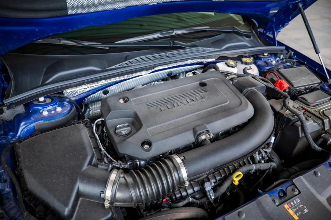 试驾君威2015款gs纵情运动版,君威gs山路试驾