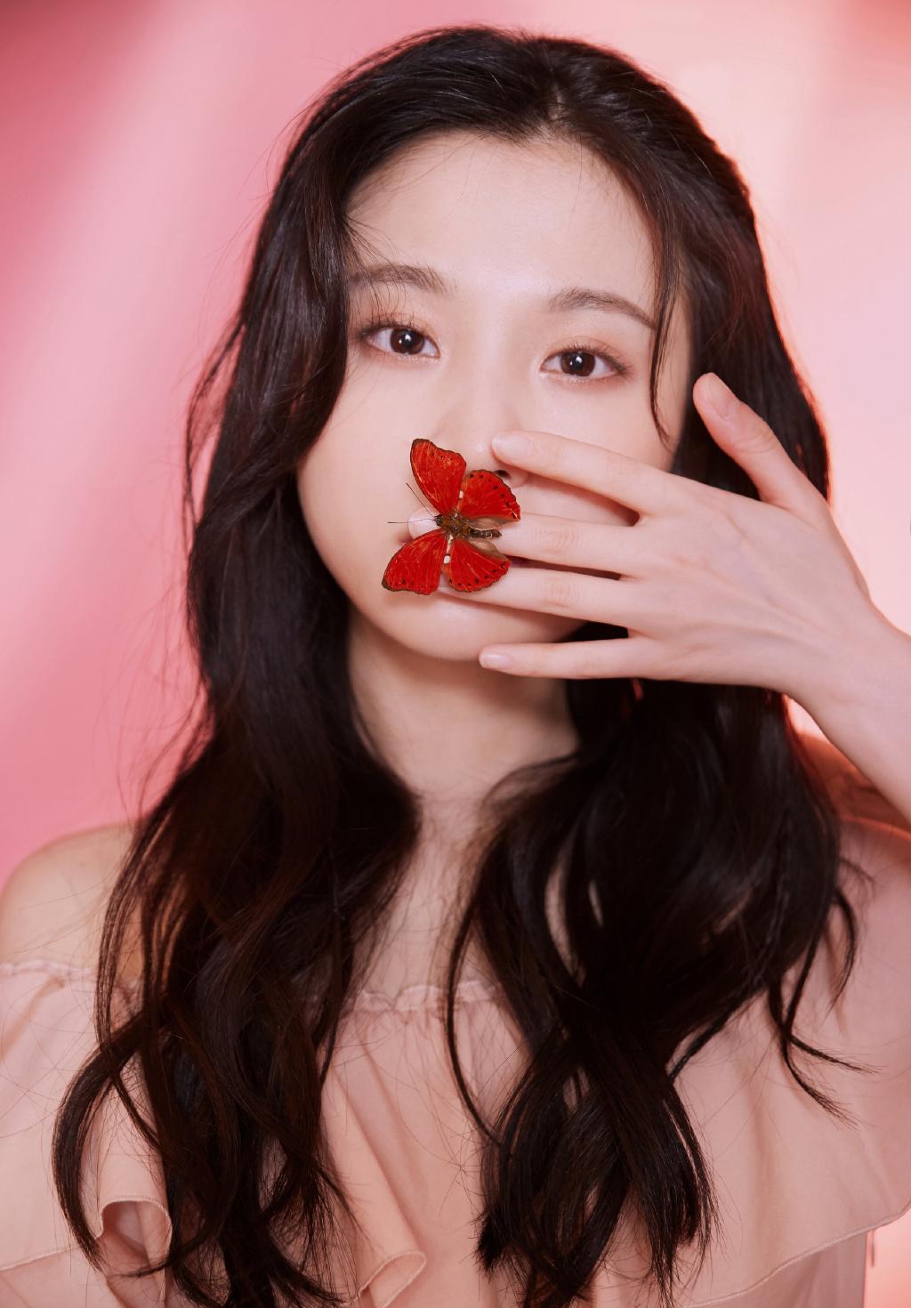 张慧雯穿白色长裙出席发布会,张慧雯穿吊带裙出席活动