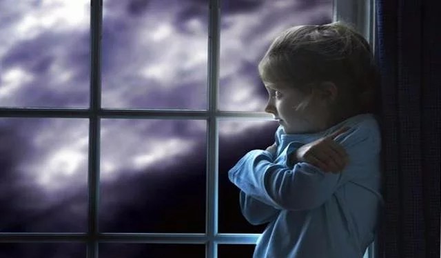 孩子胆小怕人，家长不要这样做，然后找对方法克服胆怯