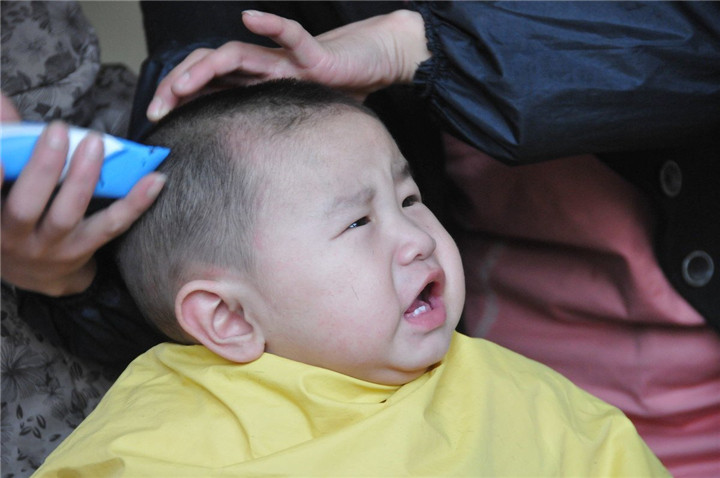 如何克服小孩剪发恐惧,小孩为什么怕剪发