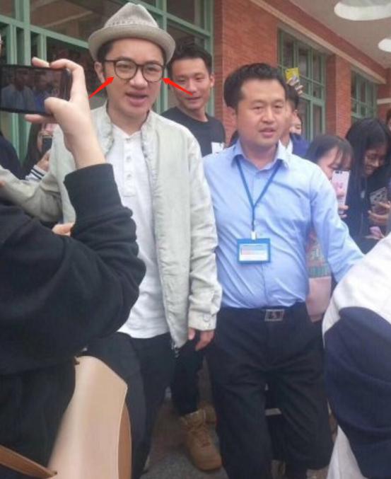 王祖蓝节目上没被路人认出震惊,王祖蓝校服到西装的仪式感