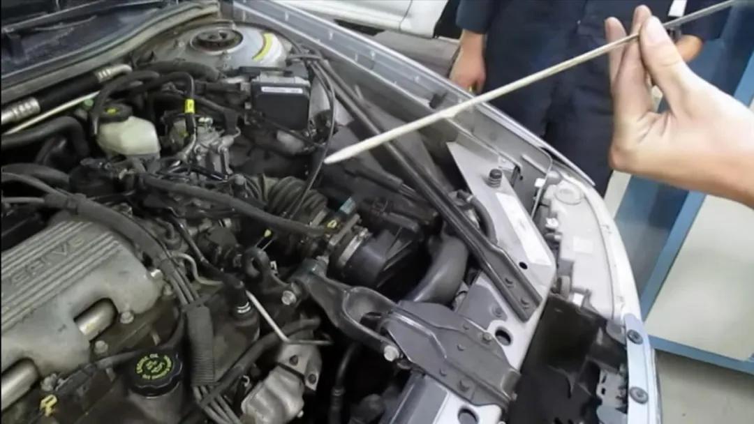 汽车机油液面高了怎么办,机油标尺有轻微乳化物