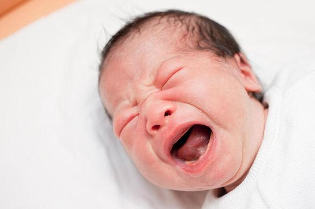 三个月的婴儿哄睡总一惊一惊,3个月宝宝醒着总是一惊一乍的