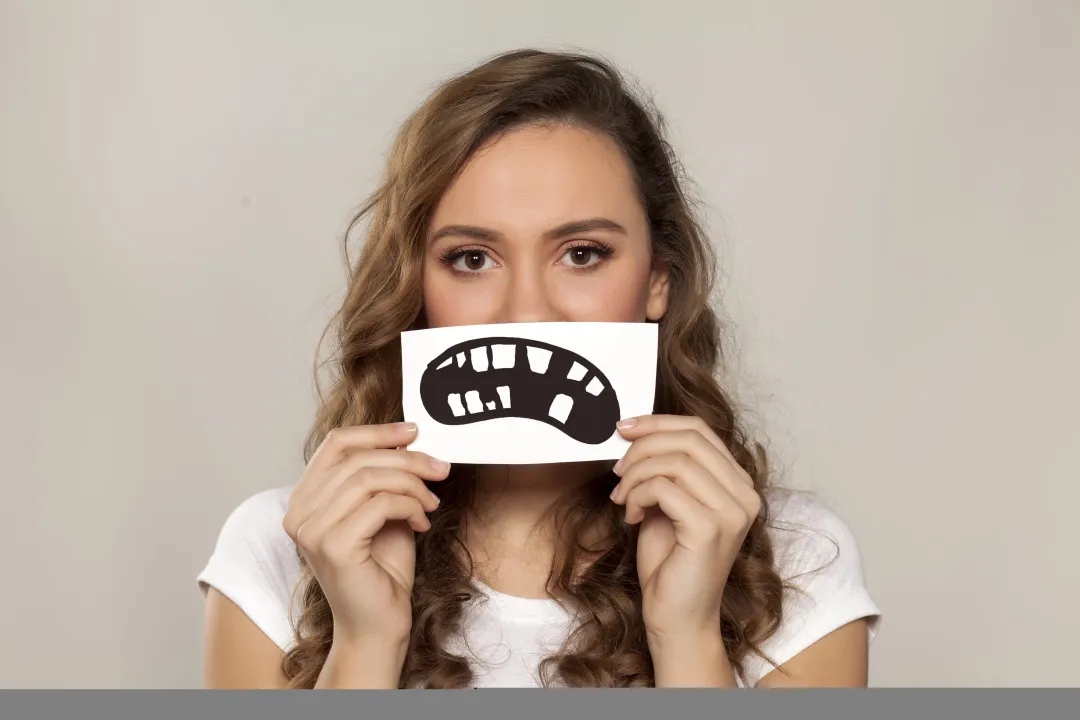 43岁牙齿松动是拔还是让自己掉,80岁老人牙齿松动要拔牙和镶牙吗