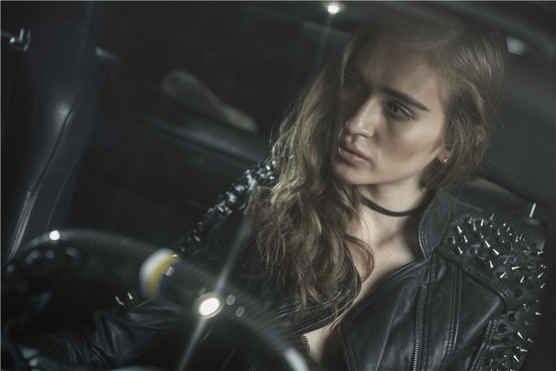 暗黑350Z邂逅冷面女郎 力量感爆棚