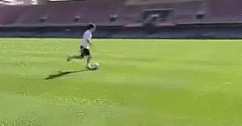 梅西观看自己过人,梅西过人的搞笑视频