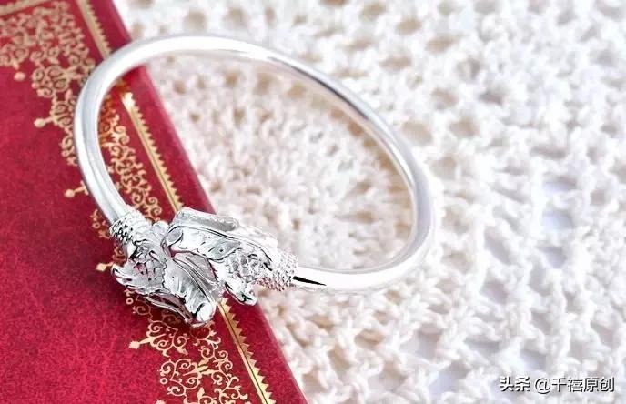 金镯子不要买什么样式的,银手镯和玉手镯戴的圈口要一样吗