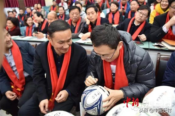 青岛市市长杯颁奖典礼,全市校园足球联赛圆满闭幕